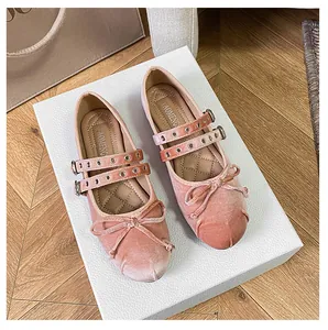 Details von rosa Samt-Mary-Janes mit Schleifen und gesteppten Einlegesohlen auf Box