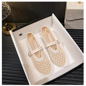 Detailopname van beige mesh Mary Jane ballerina's met lederen bies in schoenendoos