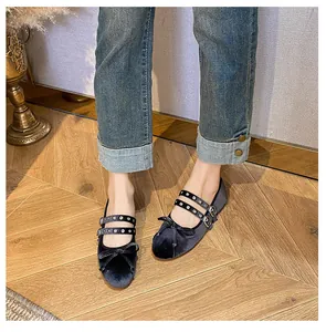 Detailansicht der Mary Jane Samtschuhe mit doppelten Riemen und süßer Schleife