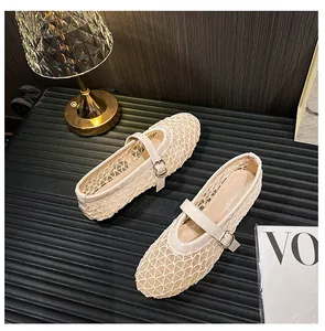 Detail van beige mesh Mary Jane ballerina's met ademende stof en verstelbare band