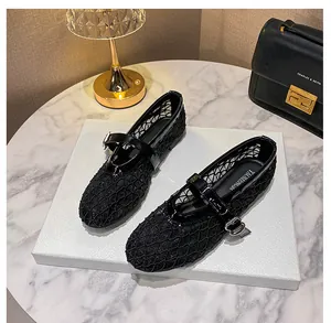 Detailopname van ademende mesh Mary Jane platte schoenen met laklederen afwerkingen