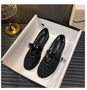 Bovenaanzicht van zwarte mesh Mary Jane ballerina's met zilveren gesp in een geschenkdoos