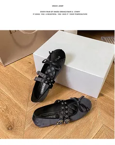 Nahaufnahme schwarzer Mary Jane Ballerinas aus Samt mit Schleife und Doppelriemen