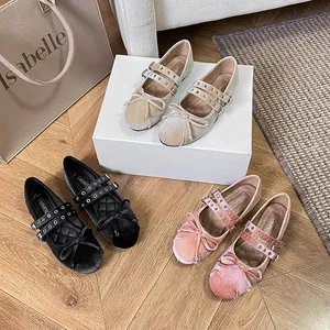 Zapatos Mary Jane de terciopelo con lazo y correas metálicas en negro rosa y beige