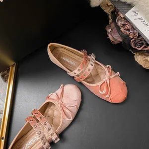 Elegante rosa Mary Jane Ballerinas aus Samt mit Schleife und Doppelriemen