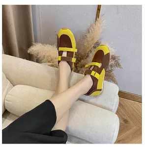 Dettaglio delle sneakers Mary Jane bicolore con doppia chiusura a strappo gialla