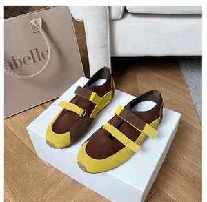 Dettaglio di sneakers Mary Jane in camoscio marrone e giallo con cinturini in velcro