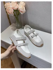 Dettaglio delle scarpe Mary Jane sportive con doppio velcro e tomaia in raso