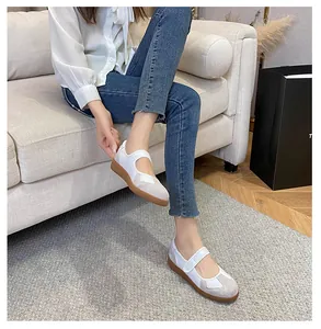 Dettaglio delle sneakers Mary Jane retrò con doppia chiusura a strappo e suola in gomma