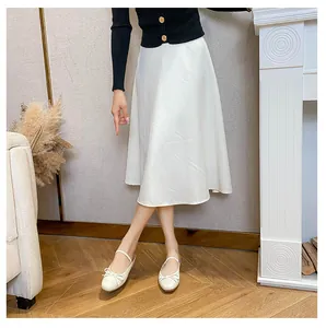 Elegante Frau mit eckigen Ballerinas mit Schleife und weißem Satin-Midirock