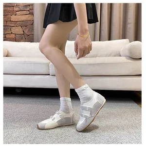 Dettaglio ballerine bianche da donna con doppio cinturino in velcro e suola in gomma
