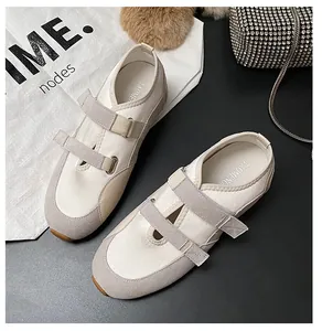 Dettaglio di scarpe Mary Jane beige con cinturini a doppio velcro e suola in gomma