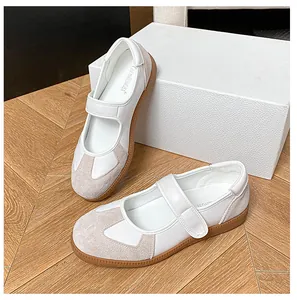 Dettaglio di sneaker Mary Jane retrò bianche con doppio velcro e suola in gomma