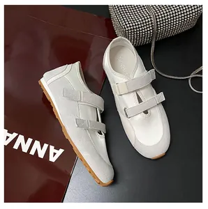 Dettaglio di sneaker Mary Jane crema con cinturini in velcro e suola in gomma