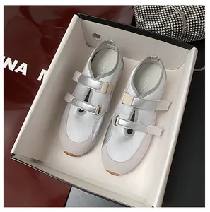 Sneaker Mary Jane in raso argento con doppio velcro disposte con cura nella scatola