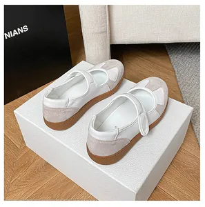 Dettaglio di scarpe Mary Jane con design a orecchie di gatto e chiusura con velcro