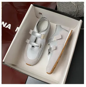 Dettaglio delle sneakers Mary Jane argento e grigio con doppia chiusura a strappo