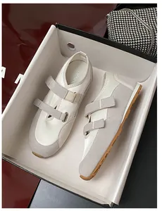 Dettaglio delle doppie chiusure in velcro sulle sneakers casual da donna