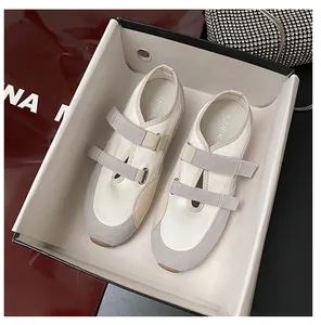 Vista dall'alto di sneakers Mary Jane beige con doppio velcro in una scatola regalo