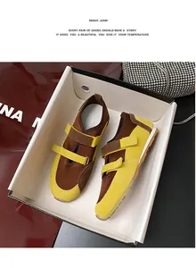 Dettaglio di sneaker Mary Jane gialle e marroni con doppio velcro in una scatola regalo