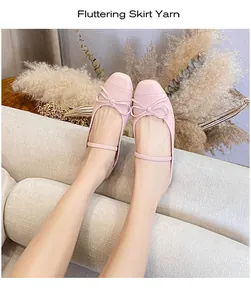 Nahaufnahme rosa Ballerinas mit eckiger Zehenpartie, Schleife und Riemen am Fuß