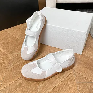 Sneaker Mary Jane vintage con doppio velcro in pelle bianca e beige con punta tonda