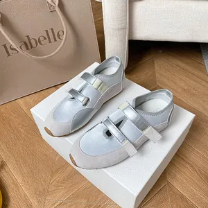 Sneaker Mary Jane argento con doppia chiusura a strappo e suola in gomma in stile minimalista