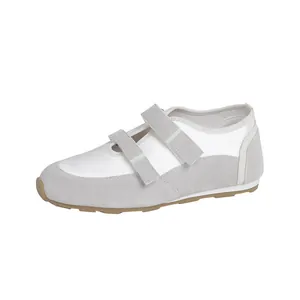 Sneakers Mary Jane da donna in bianco e grigio con doppia chiusura in velcro
