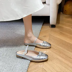 Silberne Metallic-Pantoletten mit eckiger Zehenpartie, kleiner Schleife und Riemchen