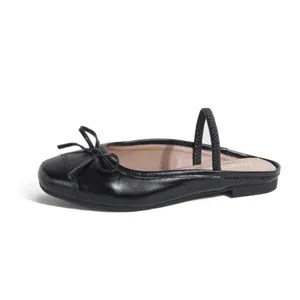 Elegante schwarze Pantoletten für Damen mit eckiger Spitze und feiner Schleife