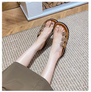Vista dall'alto dei sandali platform con cinturini in PVC trasparente e fibbie argento