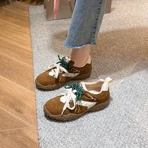 Sneakers platform da donna in pelle con inserti in scamosciato marrone e doppi lacci