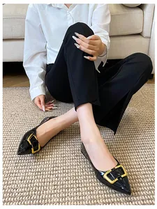 Détails de chaussures plates pointues en cuir verni noir avec boucle dorée pour femme