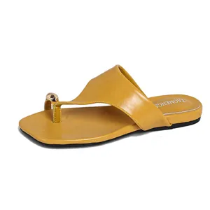 Gele dames sandalen met vierkante teen en goudkleurig metalen detail op de wreef