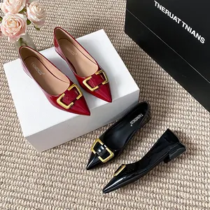 Ballerines pointues élégantes en cuir verni noir et rouge avec boucle dorée carrée