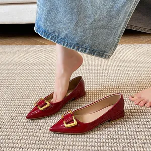 Ballerines pointues en cuir verni rouge foncé avec une boucle carrée dorée chic