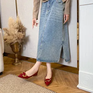 Ballerines élégantes en cuir verni rouge avec boucle dorée pour un style chic