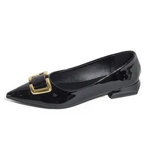 Ballerines pointues noires vernies pour femmes avec boucle en métal doré élégante et chic