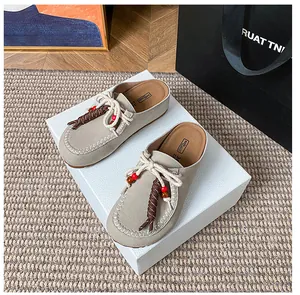 Detailansicht der Wildleder-Pantolette mit bunten Perlen und softlands-Markenlogo