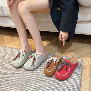 Böhmische Wildleder-Mules-Sandalen mit geflochtenen Schnürsenkeln und dekorativen Perlen