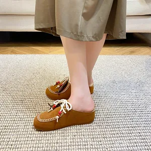 Braune Wildleder-Mules im Birkenstock-Stil mit Handnähten und Perlen-Schnürung für Damen