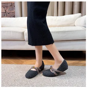 Détail de ballerines Mary Jane en laine gris foncé avec brides et boucle en métal doré