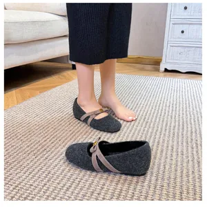 Détail de ballerines Mary Jane en laine gris foncé avec nœud papillon et lanières