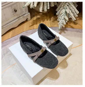Gros plan de babies en laine gris foncé avec brides croisées et doublure velours