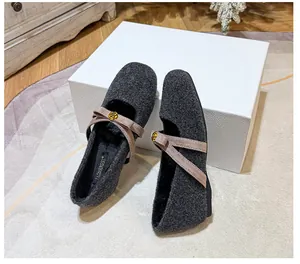Détail de chaussures Mary Jane en polaire grise avec lanières et boucle rose dorée