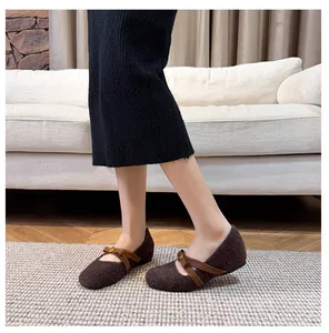 Détail de chaussures Mary Jane en laine marron avec brides à nœud et accents dorés