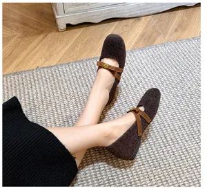 Détail de chaussures Mary Jane marron café avec tissu pelucheux et boucle dorée