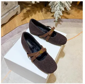 Détail de Mary Janes en peluche marron avec boucle camélia dorée et doublure polaire chaude