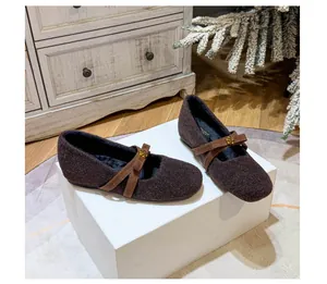 Détail de chaussures Mary Jane marron avec doublure en peluche et boucle fleur dorée