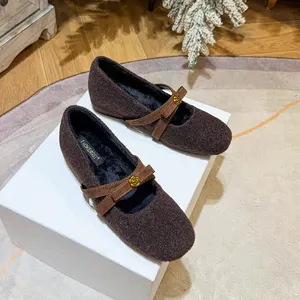 Ballerines Mary Jane en peluche marron avec boucle fleurie dorée et doublure